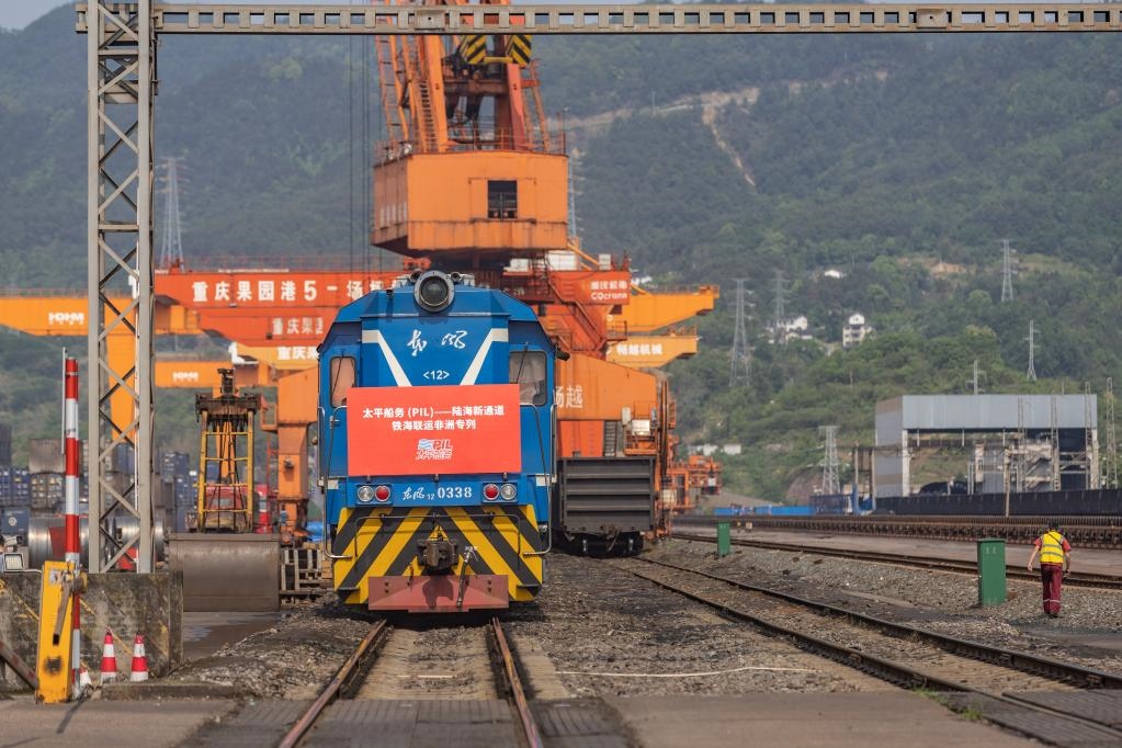 這是2023年4月27日，太平船務(wù)——西部陸海新通道江鐵海聯(lián)運(yùn)非洲專列在重慶果園港魚嘴站等待發(fā)車。