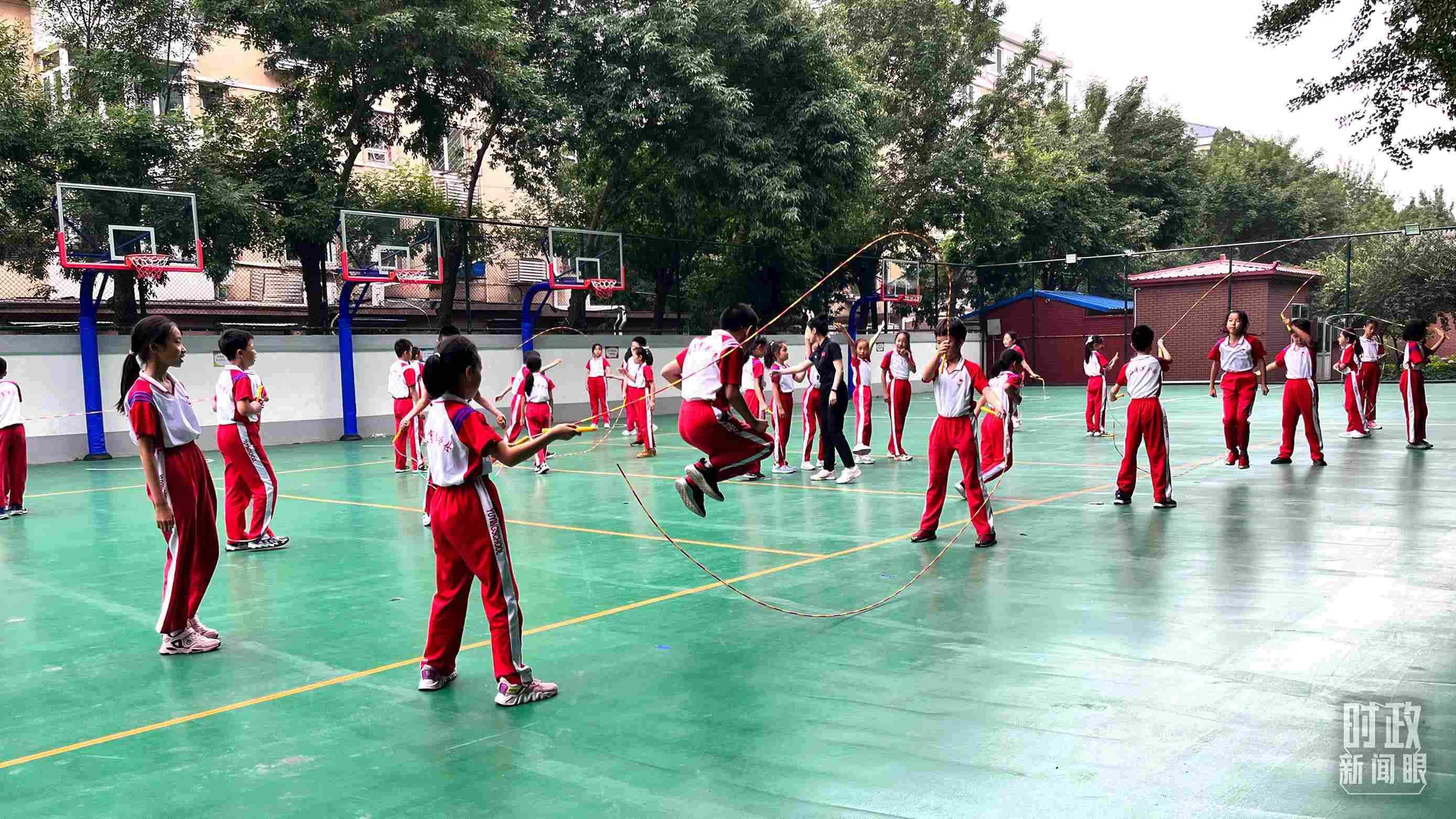 △正在跳繩的學生。（總臺央視記者張垚拍攝）