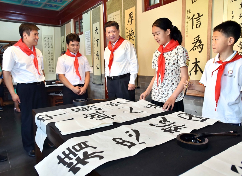 2014年5月30日，習(xí)近平總書記來到北京市海淀區(qū)民族小學(xué)，參加慶祝“六一”國(guó)際兒童節(jié)活動(dòng)。