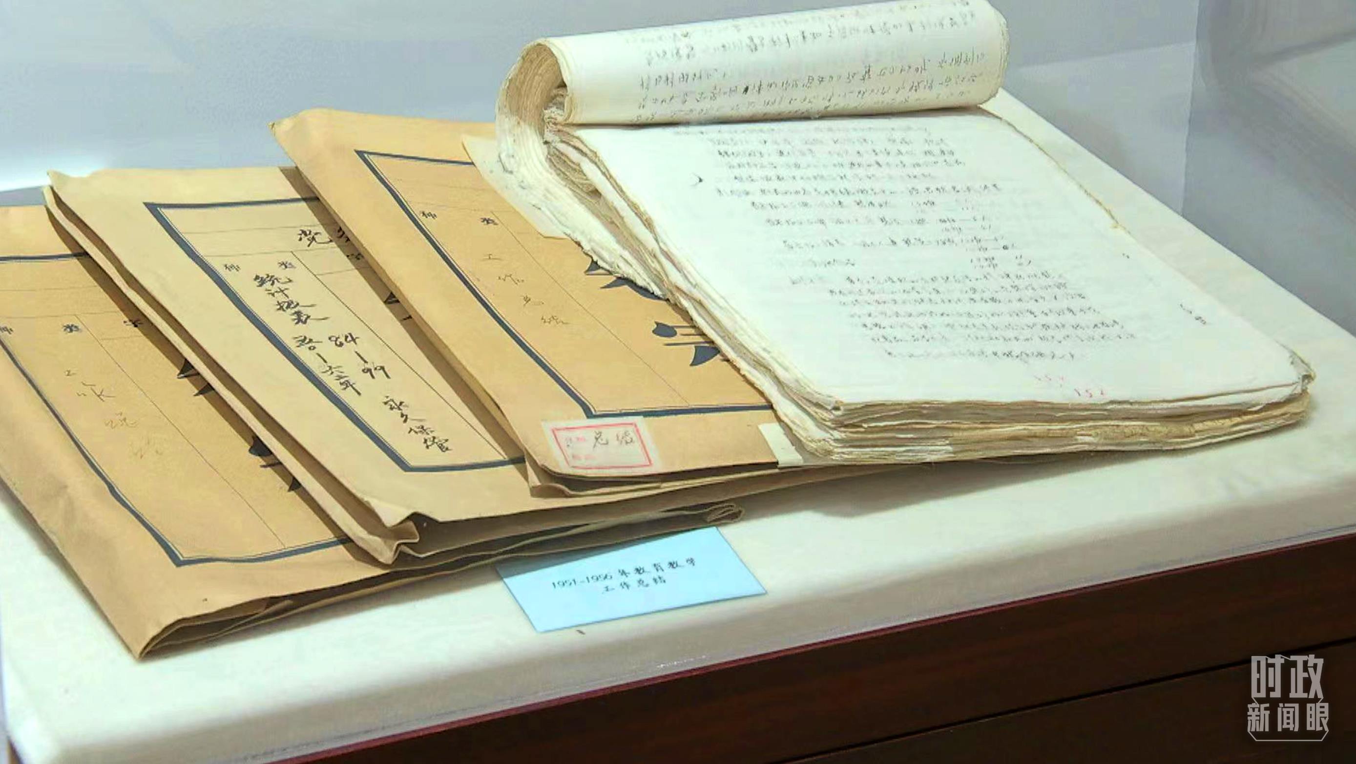 △校史館內(nèi)的教育教學工作總結展陳。（總臺央視記者金雨秋拍攝）