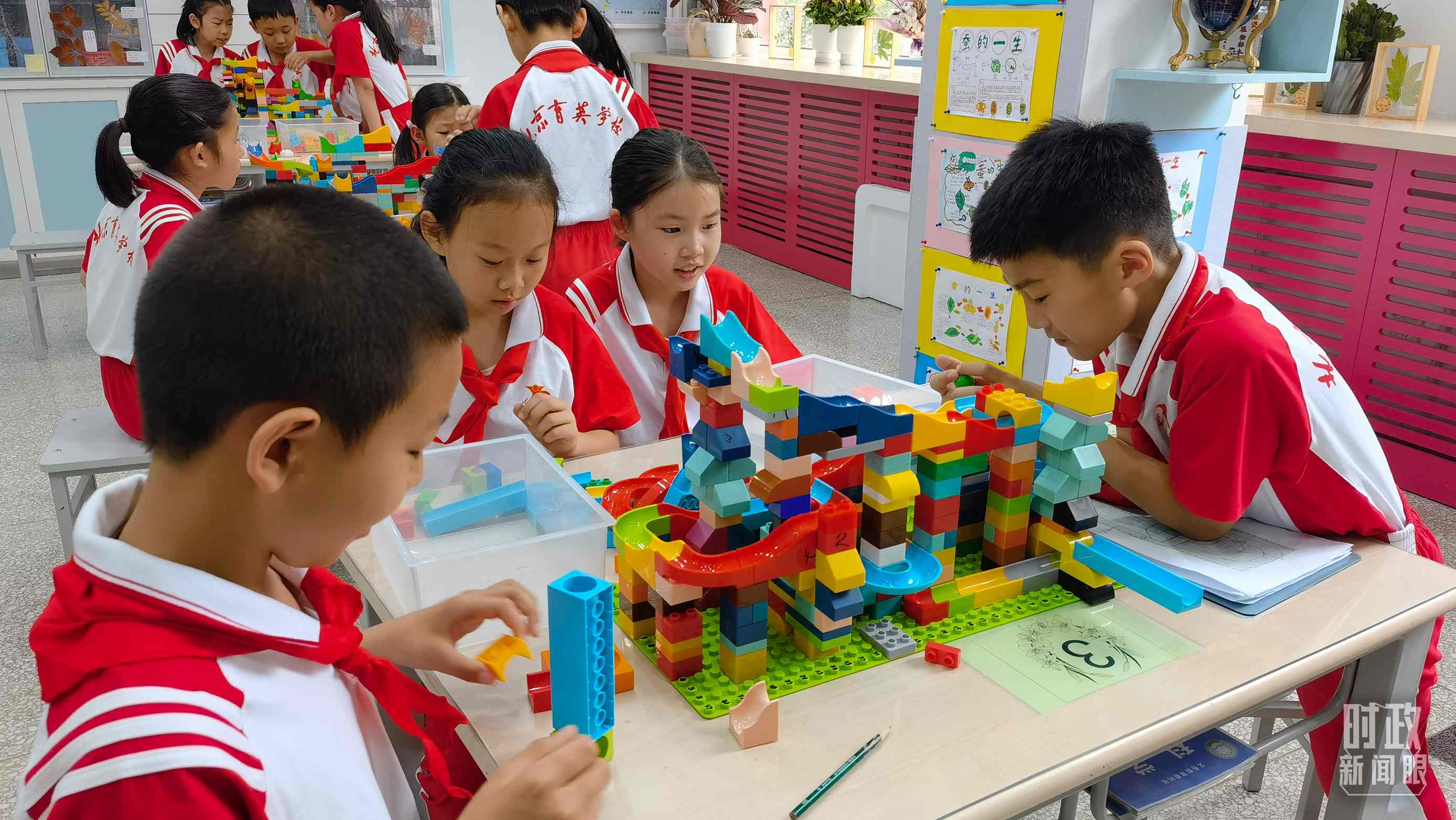 △正在搭建過山車模型的學生們。（總臺央視記者石丞拍攝）