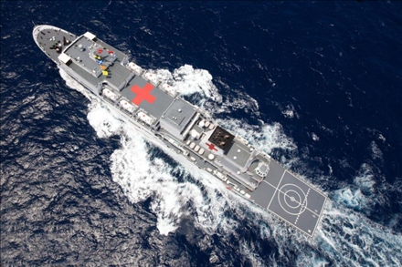 航行在大洋上的中國(guó)海軍“和平方舟”號(hào)醫(yī)院船。新華社記者 琚振華 攝