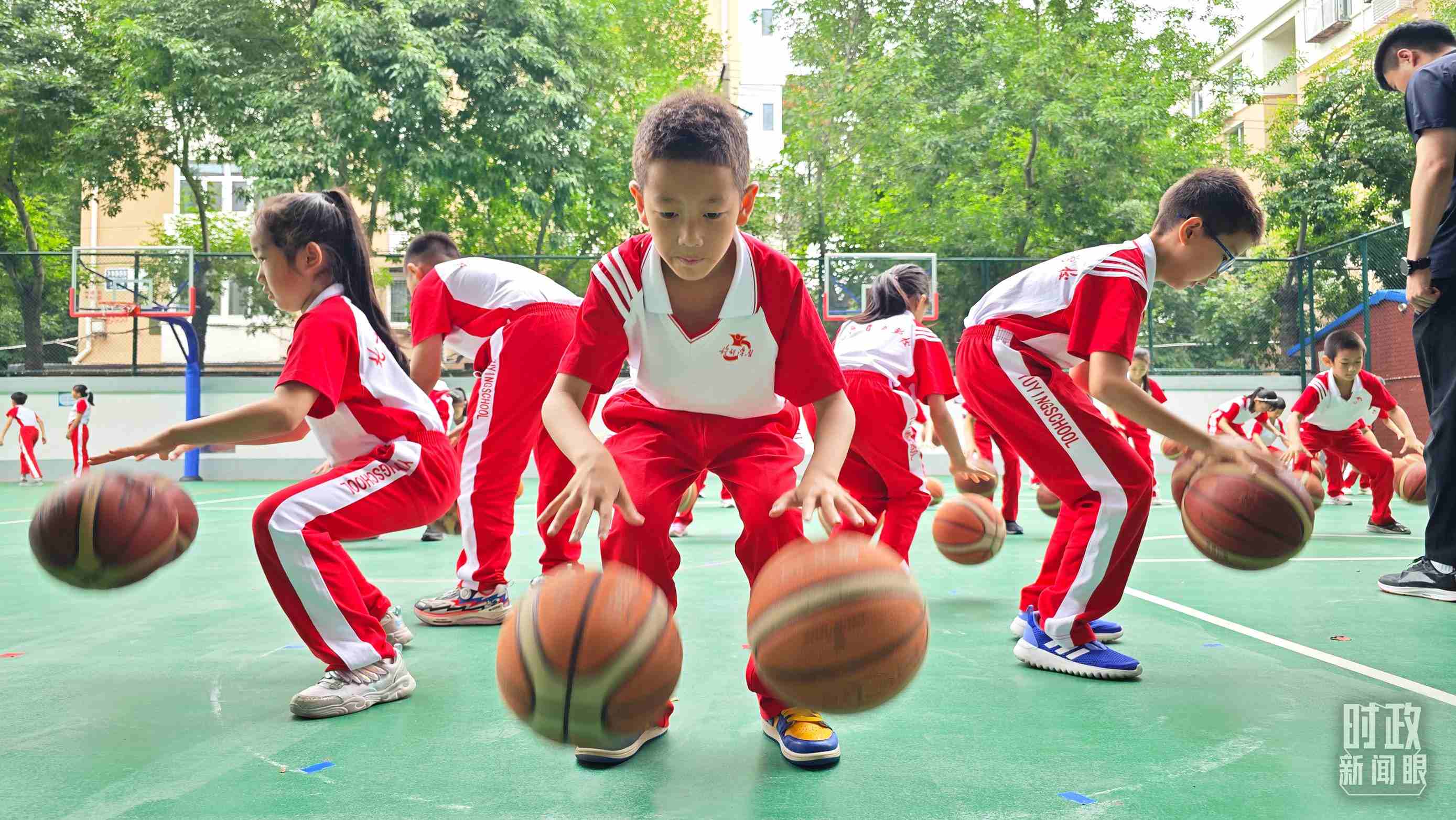 △學生正在打籃球。（總臺央視記者彭漢明拍攝）