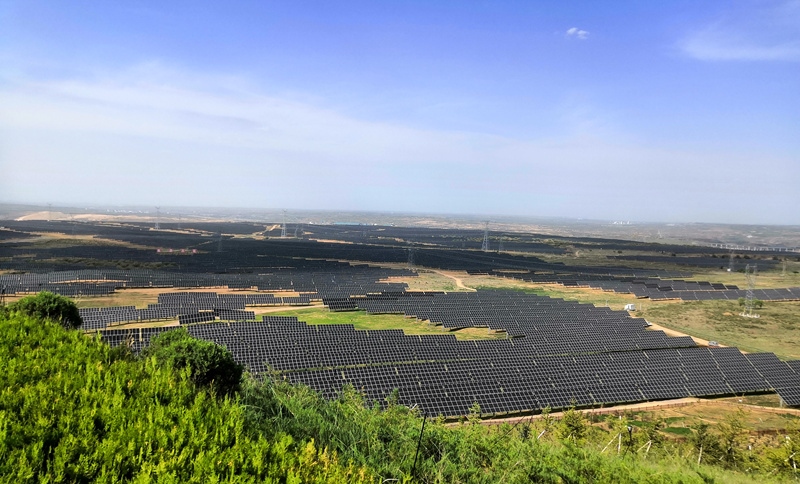伊金霍洛旗天驕綠能50萬(wàn)千瓦采煤沉陷區(qū)生態(tài)治理光伏發(fā)電示范項(xiàng)目一角。人民網(wǎng)記者 孫博洋攝