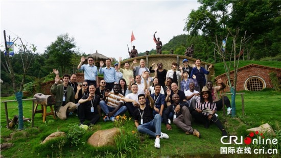 “一帶一路”國際青年走進(jìn)信陽羅山 看“紅”“綠”資源助力鄉(xiāng)村未來_fororder_合影留念 攝影 賈親親.JPG