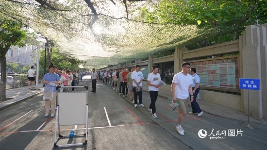 6月7日，烏魯木齊市第七十中學門口，考生們有序進入考場。人民網(wǎng) 李欣洋攝