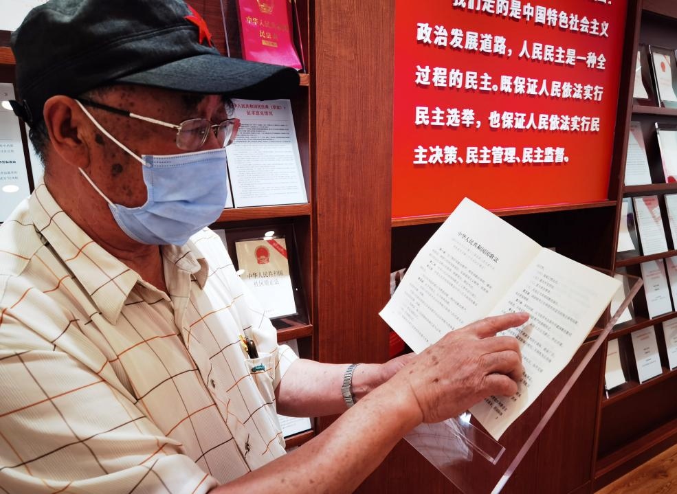 夏云龍給記者展示國歌法修改的內(nèi)容。人民網(wǎng)記者 唐小麗攝