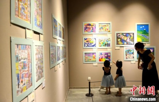 圖為家長帶著孩子參觀展覽。呂明 攝