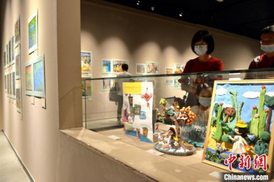 圖為家長帶著孩子參觀展覽。呂明 攝