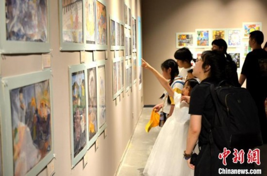 圖為家長帶著孩子參觀展覽。呂明 攝