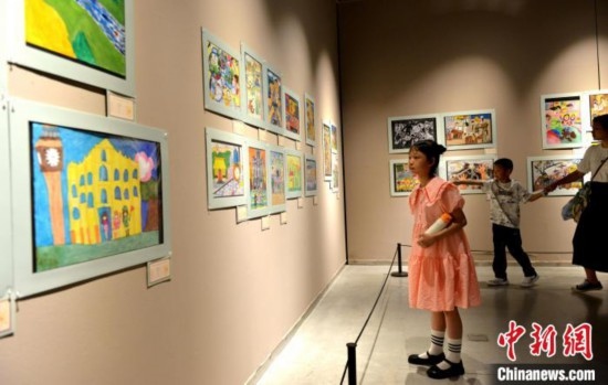 圖為家長帶著孩子參觀展覽。呂明 攝