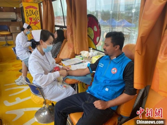 6月13日，在第20個(gè)世界獻(xiàn)血者日前夕，20名在贛留學(xué)生組團(tuán)前往血站獻(xiàn)血。吳迪 攝