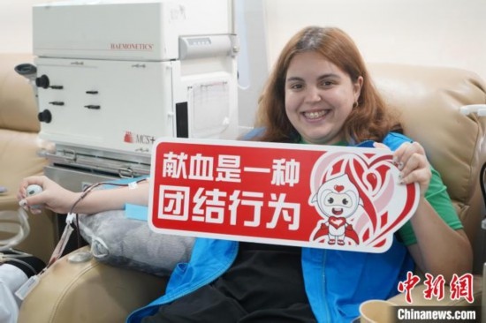 6月13日，在第20個(gè)世界獻(xiàn)血者日前夕，20名在贛留學(xué)生組團(tuán)前往血站獻(xiàn)血。吳迪 攝