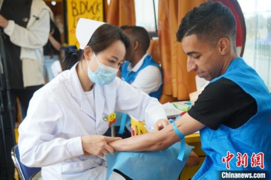 6月13日，在第20個(gè)世界獻(xiàn)血者日前夕，20名在贛留學(xué)生組團(tuán)前往血站獻(xiàn)血。吳迪 攝