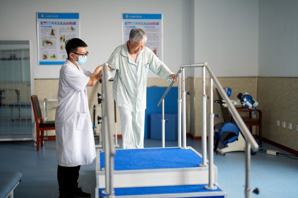 河北省灤南縣一家養(yǎng)老機構(gòu)的工作人員在指導(dǎo)老人進行康復(fù)訓(xùn)練（2023年5月19日攝）。新華社記者 牟宇 攝