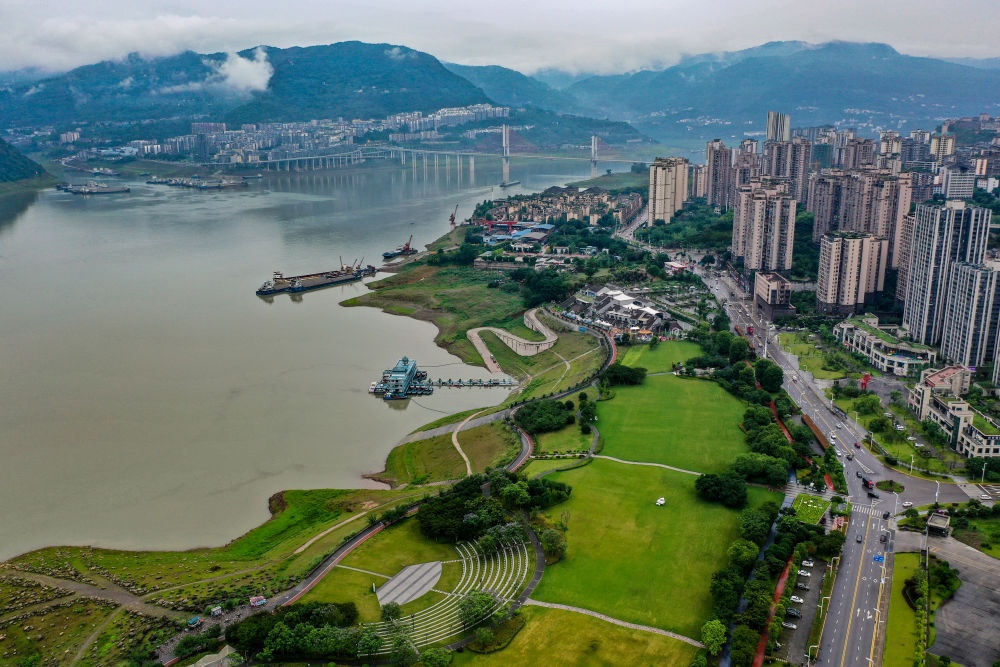 這是2023年6月7日拍攝的位于重慶市云陽縣的云陽城區(qū)環(huán)湖綠道（無人機照片）。當?shù)貙⑸鷳B(tài)治理與生態(tài)修復(fù)結(jié)合起來，兼顧城市旅游和運動休閑等功能需要，打造環(huán)縣城兩江四岸33公里綠道。新華社記者 唐奕 攝