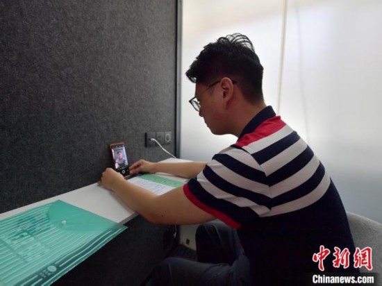學(xué)生通過“云面試空間”進行求職面試。劉棟 攝