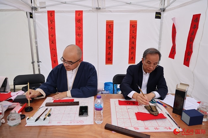 活動現場的中國書法展示。人民網記者 邢雪攝