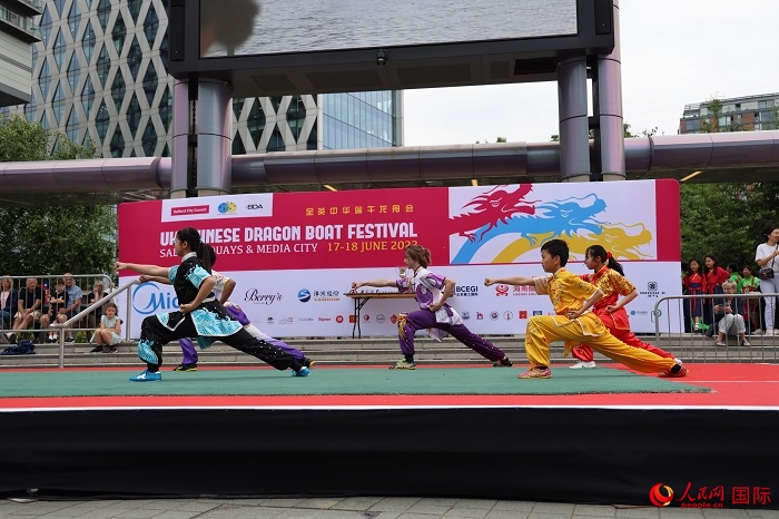 中華武術表演吸引了眾多英國觀眾。人民網記者 邢雪攝