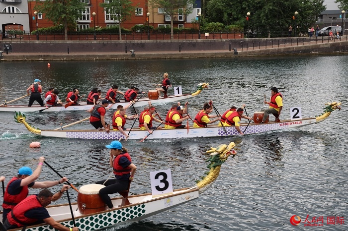 2023全英中華端午龍舟會比賽現場，幾支隊伍你追我趕。人民網記者 邢雪攝