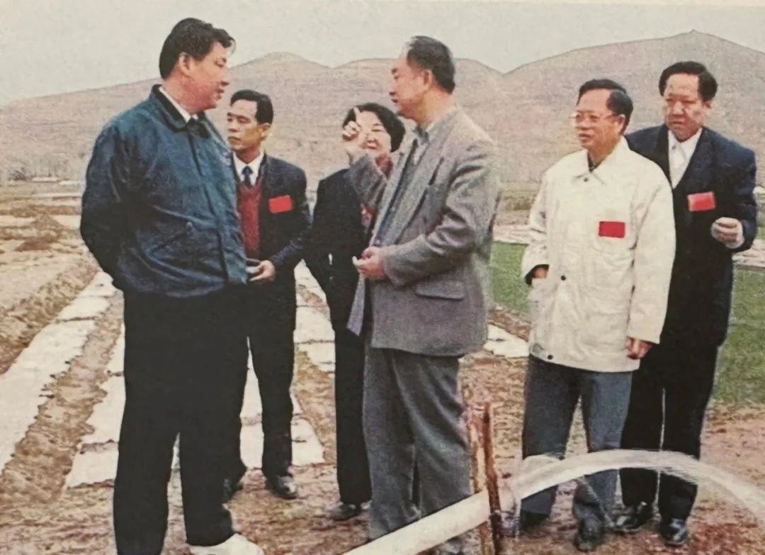 △1997年4月20日，習(xí)近平在寧夏固原市隆德縣調(diào)研。