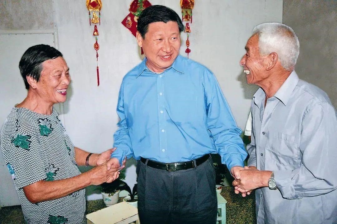 △2006年9月21日，習(xí)近平在浙江省舟山市普陀區(qū)東極鎮(zhèn)看望當(dāng)?shù)貪O民。