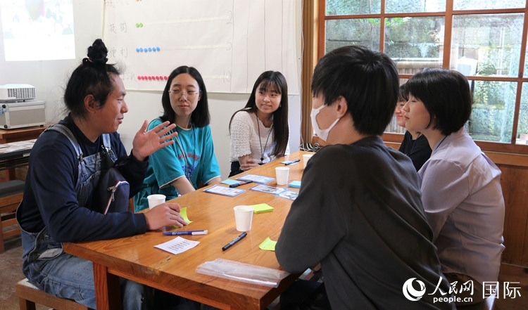 通過卡片游戲，模擬如何解決海洋垃圾問題。人民網(wǎng) 許可攝