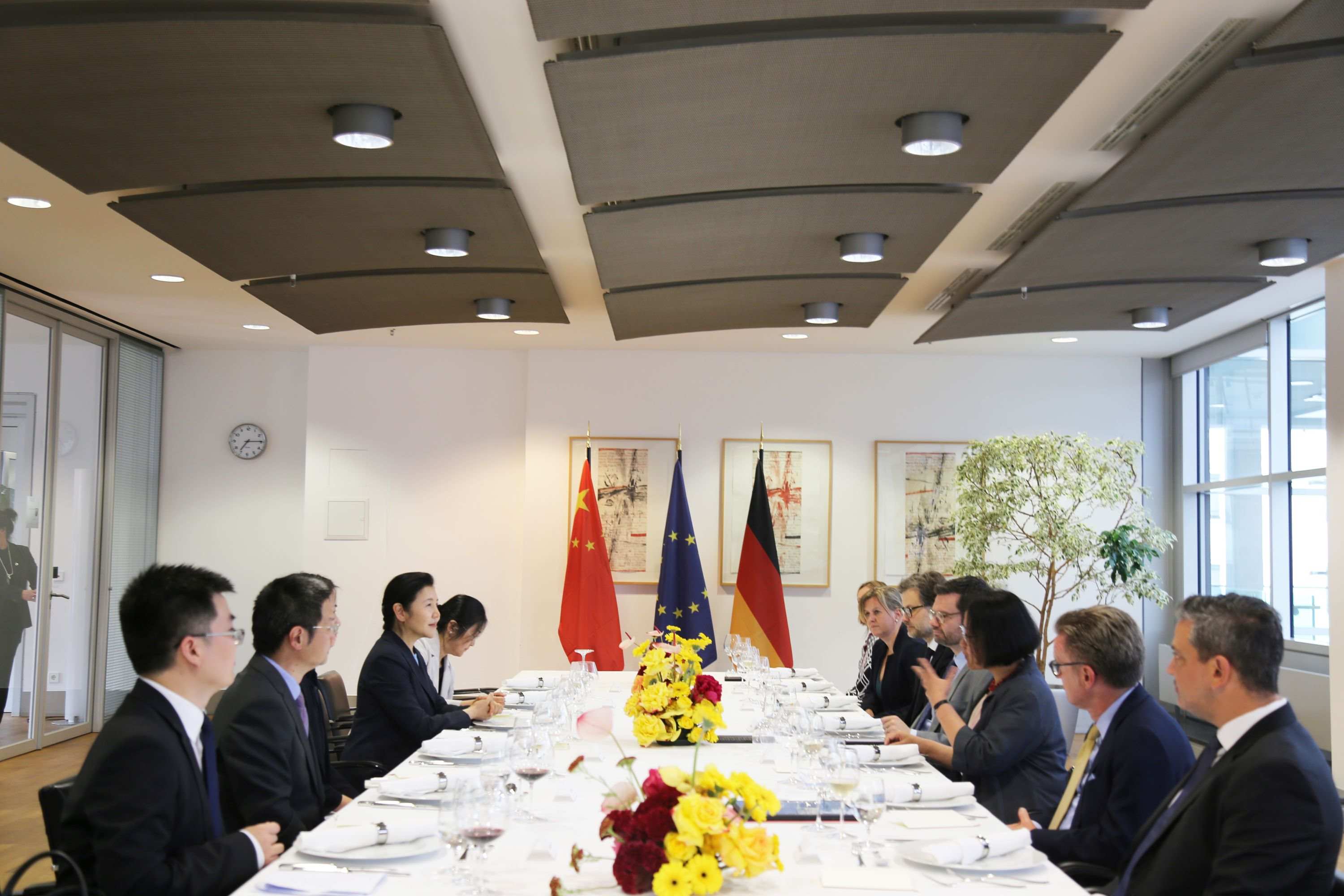 司法部長賀榮與德國聯(lián)邦司法部長布施曼舉行會談。