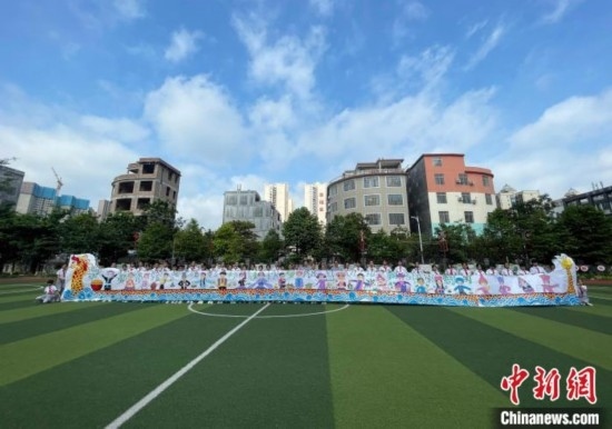 圖為學生們展示剛完成的長卷。 興業(yè)縣融媒體中心供圖