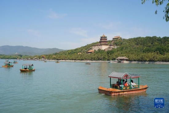 6月22日，游人在北京頤和園乘坐游船。新華社記者 任超 攝