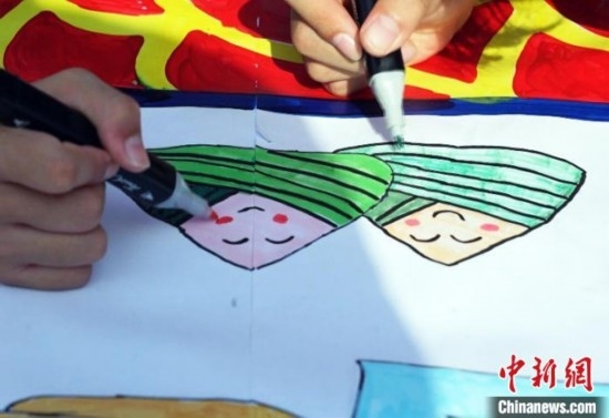 圖為長卷繪畫現(xiàn)場。 興業(yè)縣融媒體中心供圖