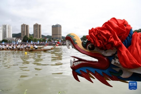 6月23日，在貴州省黔東南苗族侗族自治州施秉縣舉行的獨(dú)木龍舟節(jié)上，獨(dú)木龍舟進(jìn)行比賽。