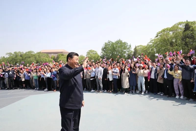 2021年4月19日，在清華大學(xué)建校110周年校慶日即將來臨之際，習(xí)近平來到清華大學(xué)考察。圖為習(xí)近平離開學(xué)校時，同師生們揮手致意。新華社記者 鞠鵬 攝