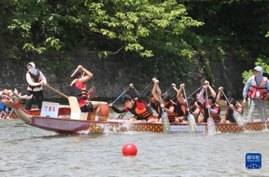 6月23日，在江蘇省宜興市舉行的龍舟競(jìng)渡賽中，參賽選手們奮力拼搏。