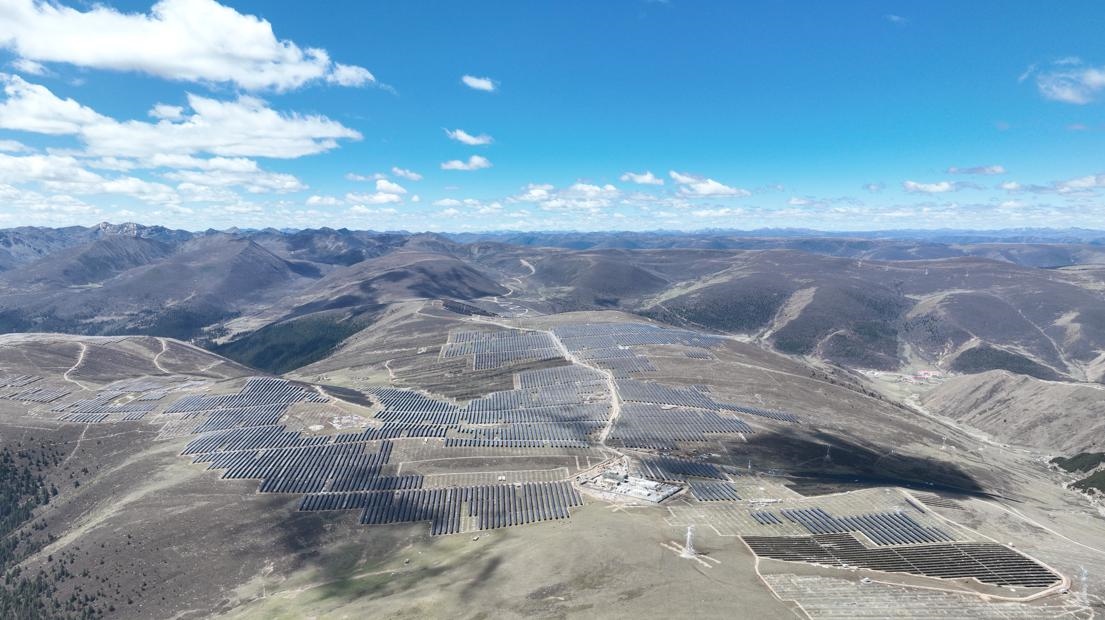 航拍雅礱江柯拉一期光伏電站。受訪者供圖