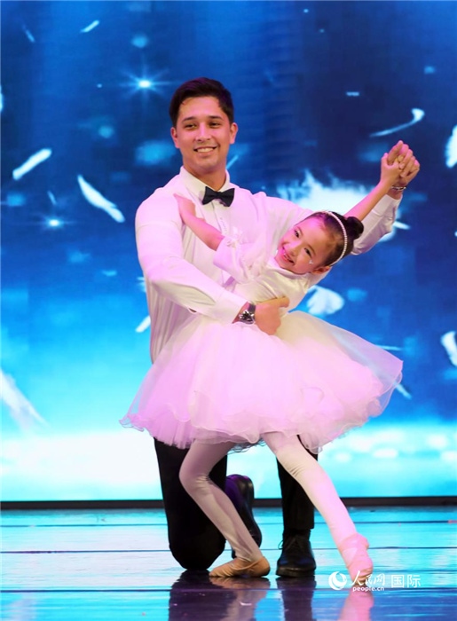 父女共舞“愛的華爾茲”。人民網(wǎng)記者 管克江攝