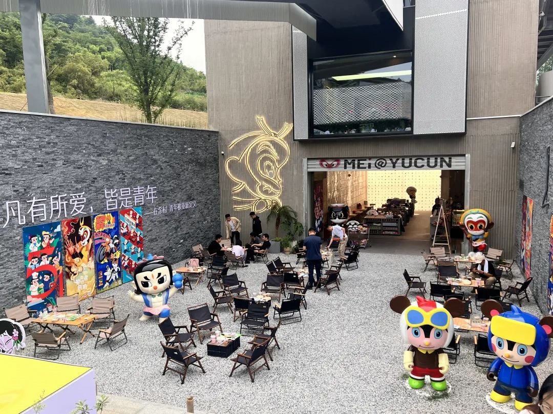 在浙江省湖州市安吉縣天荒坪鎮(zhèn)余村拍攝的國漫主題咖啡店。銳聆 攝