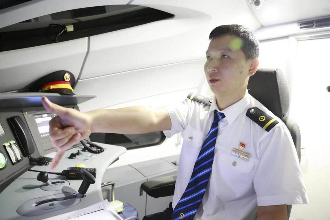 陳承儀駕駛動車組列車執(zhí)行標準作業(yè)。陳巍攝