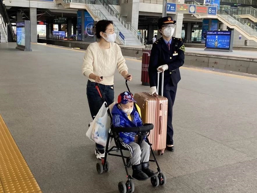 鄭海珠在站臺上引導旅客乘車。南昌鐵路供圖