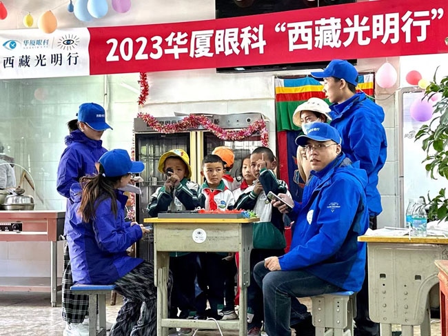 華廈眼科醫(yī)務(wù)人員對(duì)當(dāng)?shù)厣倌陜和M(jìn)行近視、弱視、斜視篩查。人民網(wǎng)記者 李棟攝