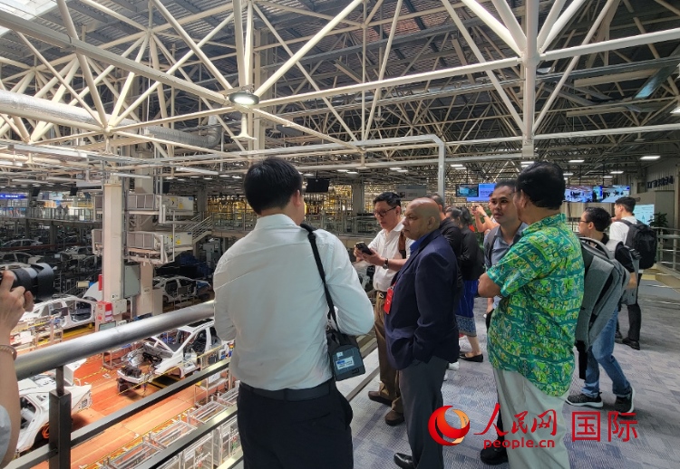 外媒記者在廣汽埃安車間參觀。人民網(wǎng) 寧玉瑛攝