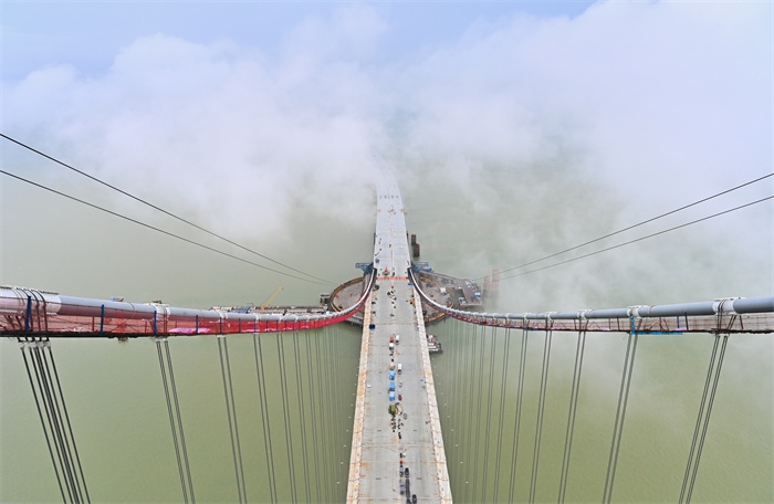 從270米高塔俯瞰深中通道伶仃洋大橋施工現(xiàn)場(chǎng)。（中交集團(tuán)供圖）