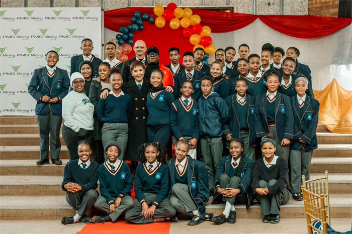 Blinkklip高中的學(xué)生們。（圖片來(lái)源：廣西大錳南非PMG礦業(yè)有限公司）
