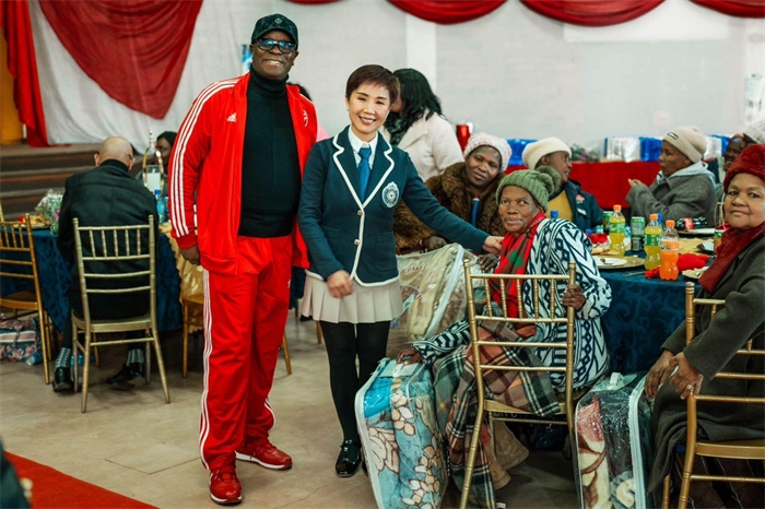 Micheal Mohala中將、黃琳與社區(qū)老人合影。（圖片來(lái)源：廣西大錳南非PMG礦業(yè)有限公司）