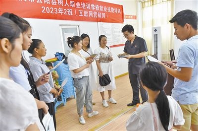  圖③：法院干警現(xiàn)場(chǎng)指導(dǎo)鄉(xiāng)村“代理家長(zhǎng)”如何正確管護(hù)留守兒童。