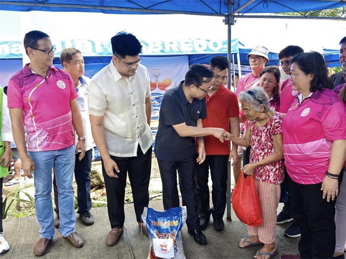 中國(guó)駐菲律賓大使館向部分馬榮火山受災(zāi)家庭分發(fā)賑災(zāi)物資。中國(guó)駐菲律賓大使館供圖