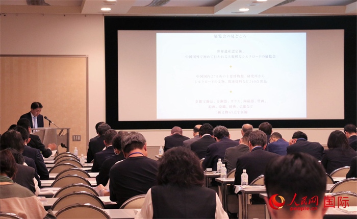 富士美術(shù)館文藝部長(zhǎng)平野賢一介紹展覽內(nèi)容。（人民網(wǎng) 許可攝）