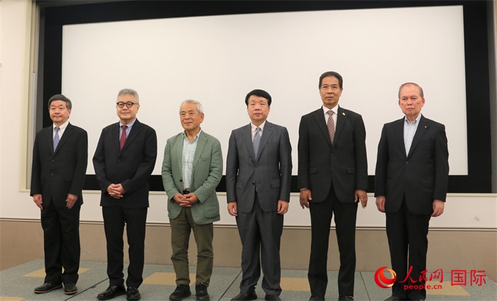 主辦方與嘉賓合影。（人民網(wǎng) 許可攝）