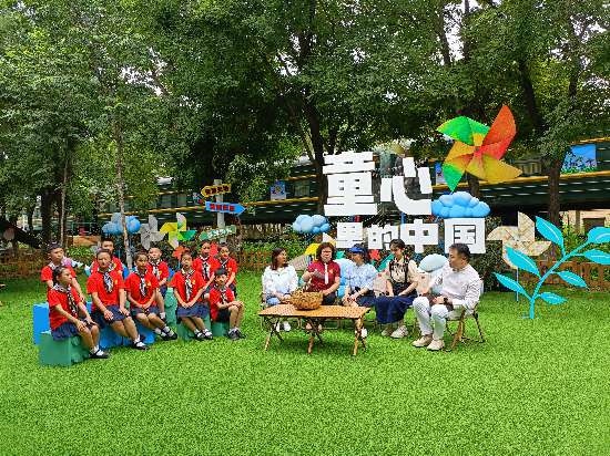 文縣東壩童聲合唱團(tuán)的孩子們?cè)谘胍暣箫L(fēng)車(chē)基地錄制節(jié)目。