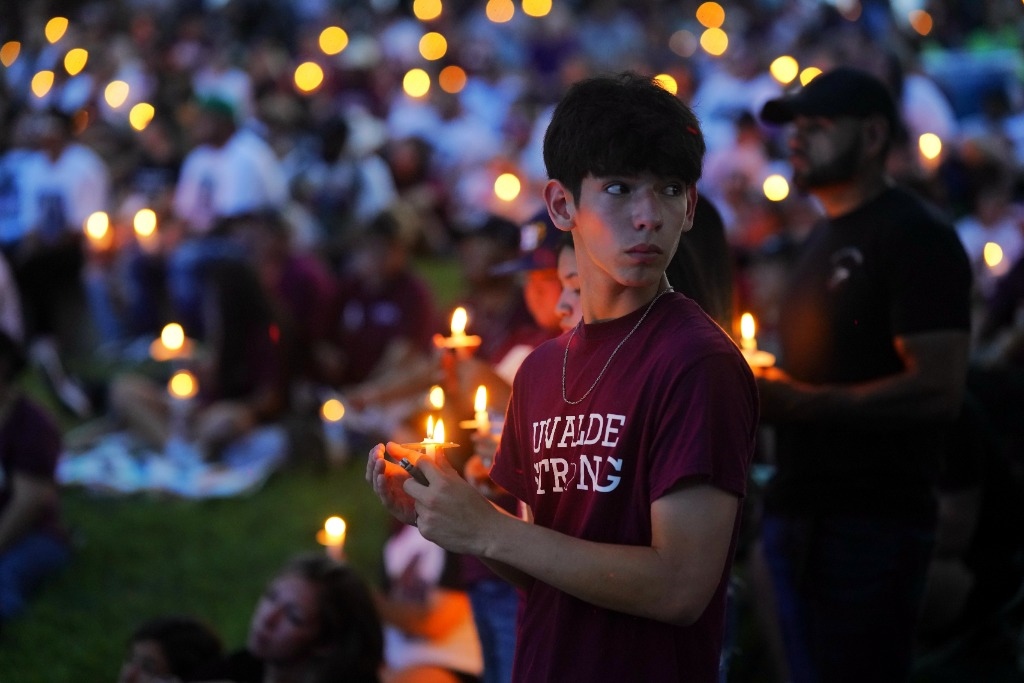 5月24日，在美國得克薩斯州小城尤瓦爾迪，人們參加守夜儀式悼念校園槍擊遇害者。當(dāng)日是美國尤瓦爾迪大規(guī)模校園槍擊事件一周年。新華社記者吳曉凌攝